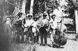 Juneteenth celebration in Eastwoods Park, 1900<br>
(courtesy of Tary Owens/Austin History Center)