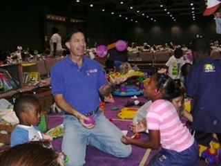 Austin Mayor Will Wynn rolled up his sleeves and got 
personally involved in helping evacuees housed at the 
Austin Convention Center, doing everything from 
washing laundry and entertaining childern (above) to 
more official duties.