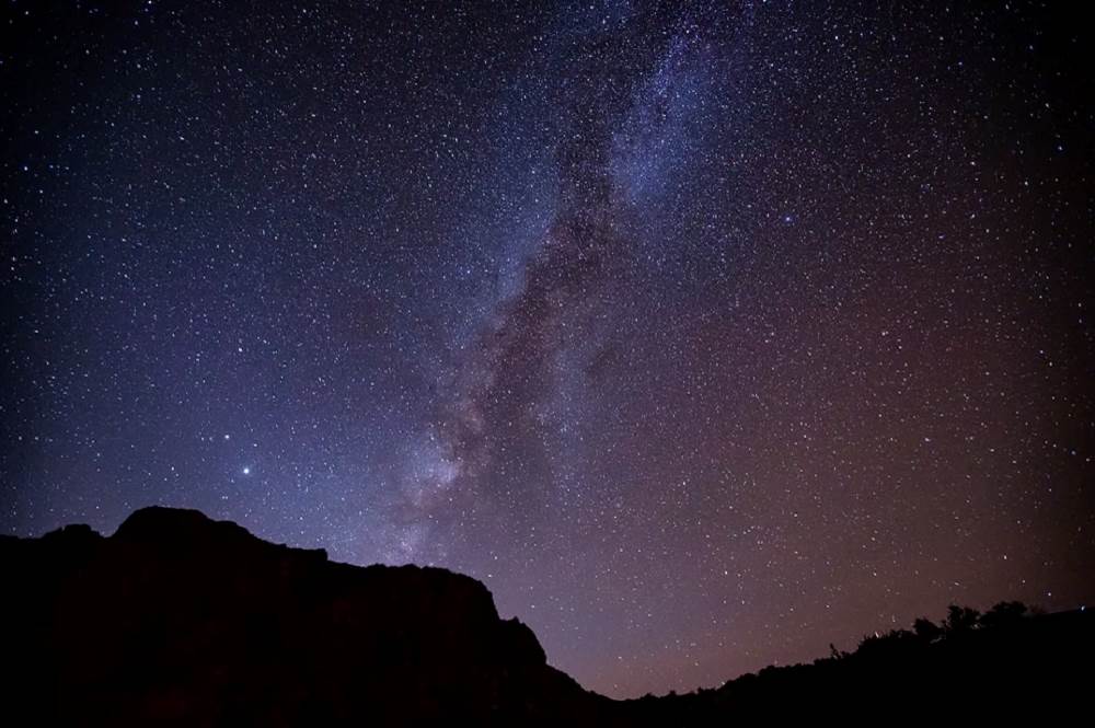 《夜空星辰：德克萨斯州拍摄的纪录片抱怨因光污染而失去的夜空》- 屏幕上的AFF评论