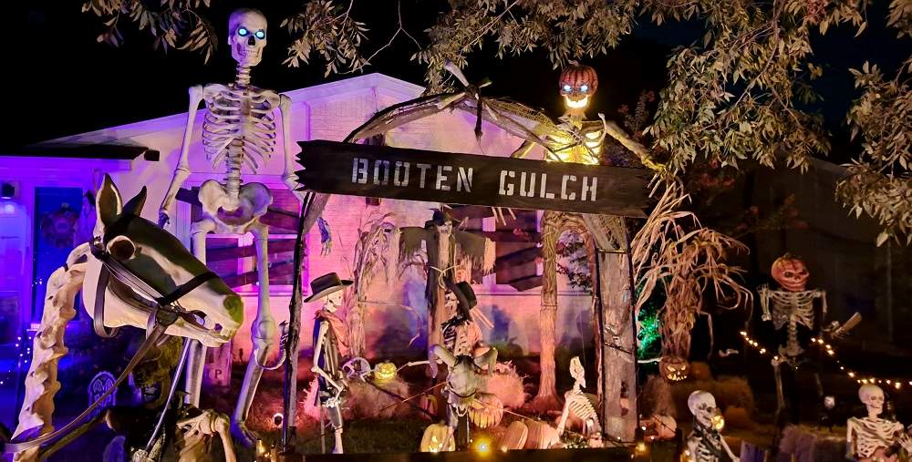 Better Homes & Gardens Halloween Tricks & Treats: The Editors of