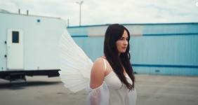 Kacey Musgraves interprets heartbreak as chaotic, glamorous fever dream with <I>star-crossed</I>