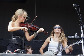 Martie Maguire (l) and Emily Robison