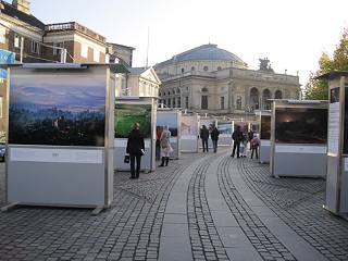 An exhibition of 100 places to Remember Before They Disappear draws Copenhageners to see compelling  photos of places around the world threatened by climate change. See it online at <b><a href=http://www.100places.com/>www.100places.com</a></b>.
